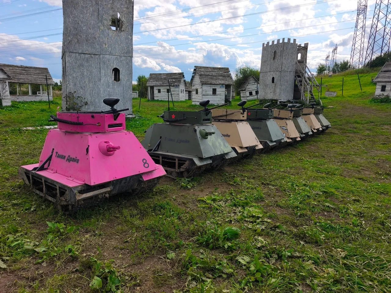 Танкарты в ряд на полигоне