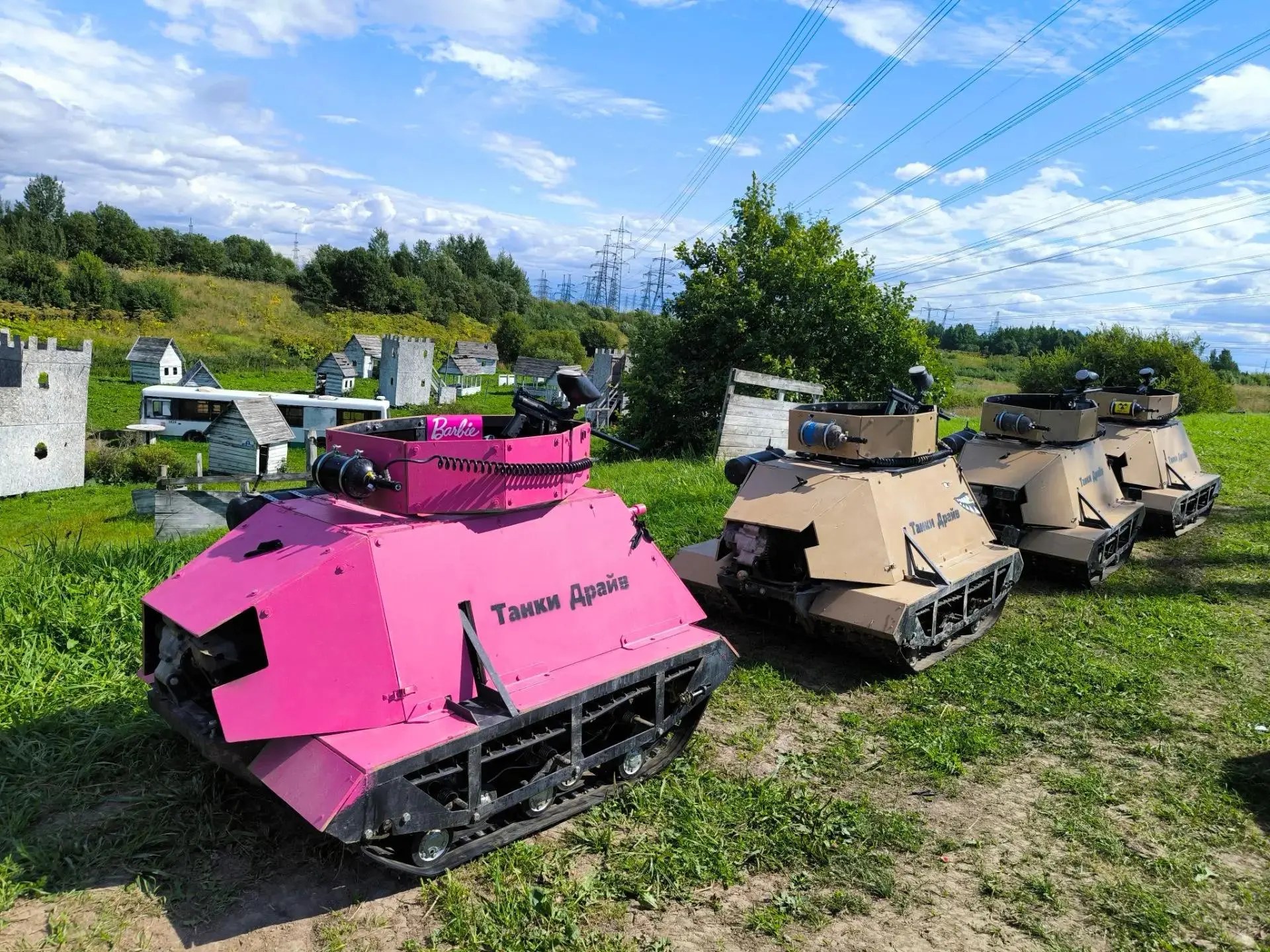 Фото: мини-танк на трассе